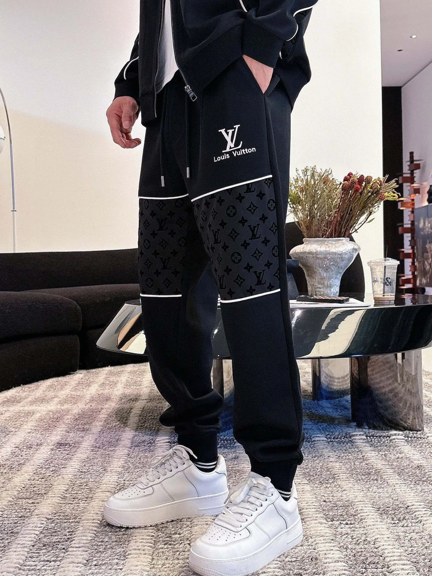 [LV Louis Vuitton] Hot-selling suit is coming. Focus on the original version of the official website. 2025 new hot-selling cardigan and sweatshirt suit. The original order is the best 🇭🇰. It is the meticulous work of top designers. It has a fitting and perfect upper body effect. All-natural high-quality Tencel Roman cotton 100%, close-fitting comfort, noble and elegant! Original hardware embodies elegance and nobility! Counter size: M-3XL (maximum wear up to 190 pounds)